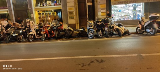 Sanremo, con l'auto fa 'filotto' di scooter in via Roma