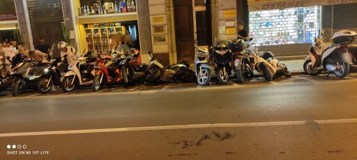 Sanremo, con l'auto fa 'filotto' di scooter in via Roma Sanremo, con l'auto fa 'filotto' di scooter in via Roma