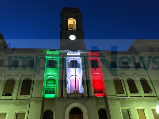 Imperia "accoglie" la zona bianca con la musica e l'illuminazione del palazzo comunale