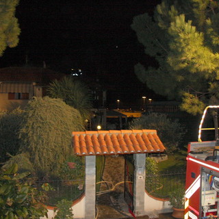 Taggia: brucia il tetto di una villetta di via Del Piano, una persona lievemente intossicata