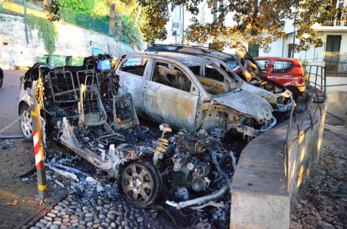 Incendio di sabato notte nella Pigna a Sanremo: una delle tre auto era dell'Assessore Eugenio Nocita Incendio di sabato notte nella Pigna a Sanremo: una delle tre auto era dell'Assessore Eugenio Nocita