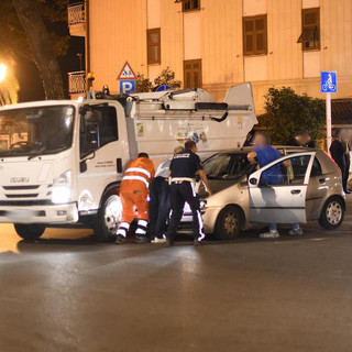Sanremo: auto si scontra con un furgoncino per la raccolta della spazzatura (Foto)