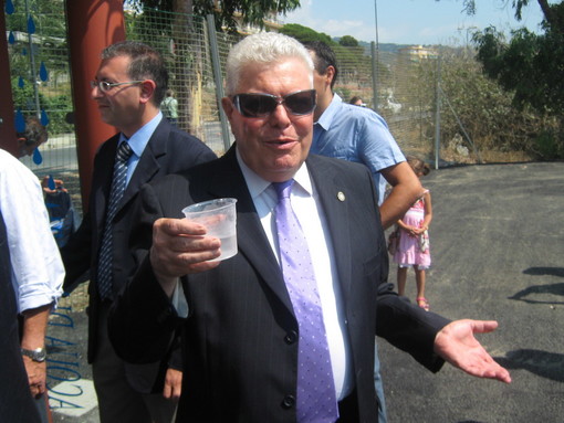 Il presidente Amat De Nicola alla inaugurazione della fontana di acqua gassata Il presidente Amat De Nicola alla inaugurazione della fontana di acqua gassata