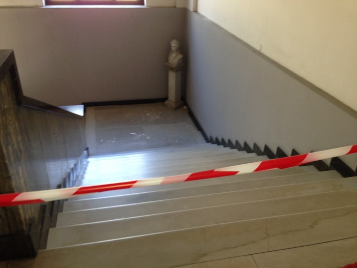 Imperia: infiltrazioni d'acqua in Comune, chiusa una delle due scale d'accesso Imperia: infiltrazioni d'acqua in Comune, chiusa una delle due scale d'accesso