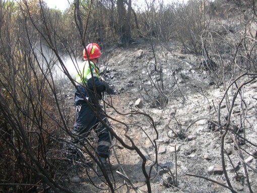 Sanremo: dopo l'incendio di sabato resta alta l'attenzione della Protezione Civile Sanremo: dopo l'incendio di sabato resta alta l'attenzione della Protezione Civile
