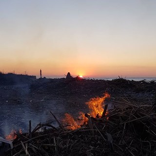 Arma di Taggia: lanciano petardo su alcuni rifiuti della mareggiata e parte l'incendio