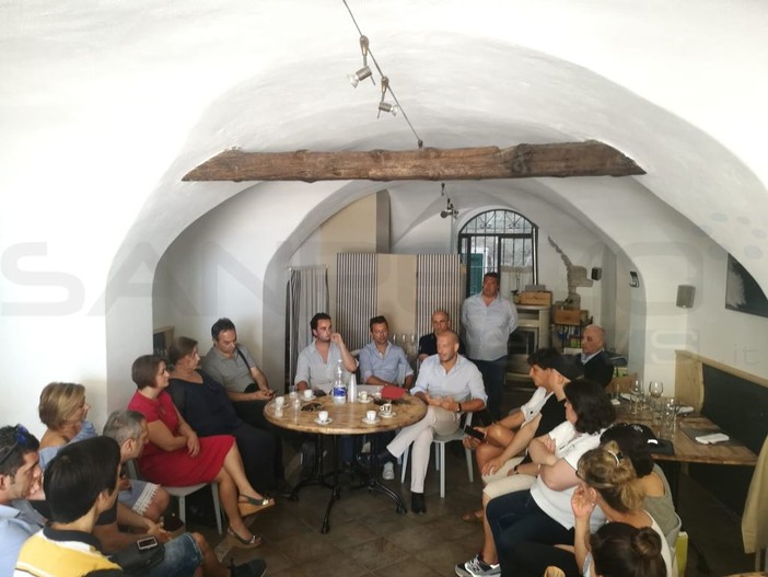 Ventimiglia: il Sindaco incontra i commercianti del centro storico che si stanno attivando per costituire un’associazione, obiettivo il rilancio della città alta Ventimiglia: il Sindaco incontra i commercianti del centro storico che si stanno attivando per costituire un’associazione, obiettivo il rilancio della città alta