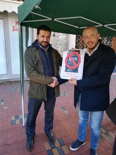 Vallecrosia: dopo Ioculano anche il Sindaco Biasi al lavoro per un regolamento di Consiglio che disciplini orari e distanze delle sale slot dai luoghi sensibili Vallecrosia: dopo Ioculano anche il Sindaco Biasi al lavoro per un regolamento di Consiglio che disciplini orari e distanze delle sale slot dai luoghi sensibili