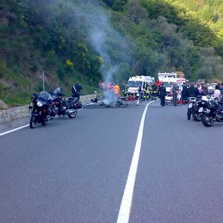 Pieve di Teco: incidente sulla statale 28 con due feriti, intervento del 118 e traffico bloccato Pieve di Teco: incidente sulla statale 28 con due feriti, intervento del 118 e traffico bloccato