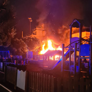 Bordighera: incendio all'ecoisola sul lungomare Argentina vicino all'hotel Parigi, scoperto il responsabile