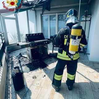 Sanremo, incendio in un attico: fiamme dal barbecue a gas