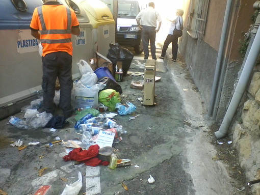 Imperia: degrado rifiuti in C.so Garibaldi all'incrocio con Via Cascione, la Tradeco scrive al sindaco (e a noi). Le foto Imperia: degrado rifiuti in C.so Garibaldi all'incrocio con Via Cascione, la Tradeco scrive al sindaco (e a noi). Le foto