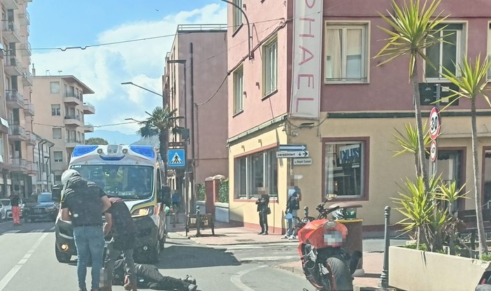 Incidente stradale a Vallecrosia, mobilitazione di soccorsi in via Colonnello Aprosio Incidente stradale a Vallecrosia, mobilitazione di soccorsi in via Colonnello Aprosio