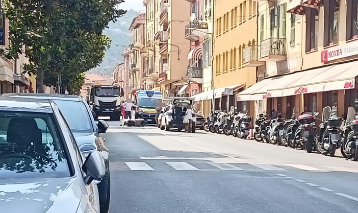 Ventimiglia, incidente stradale in corso Genova: traffico bloccato (Foto) Ventimiglia, incidente stradale in corso Genova: traffico bloccato (Foto)