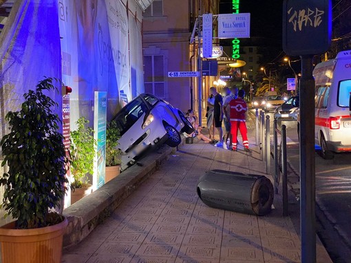 Sanremo, incidente in serata in corso Matuzia, Smart rimane incastrata tra il marcipiede e un palazzo (foto)