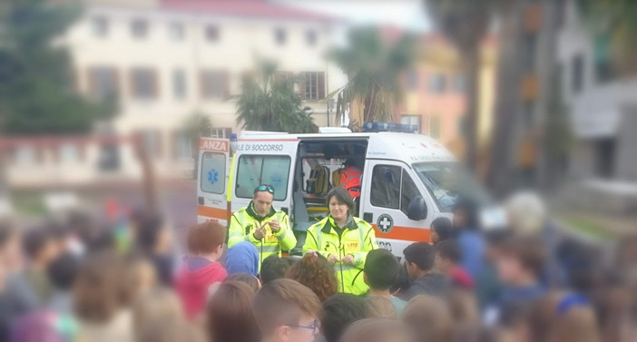 'Vado (DI) sicuro a scuola', iniziativa dell'stituto Littardi di Imperia in occasione della giornata nazionale per la Sicurezza nelle Scuole (foto) 'Vado (DI) sicuro a scuola', iniziativa dell'stituto Littardi di Imperia in occasione della giornata nazionale per la Sicurezza nelle Scuole (foto)