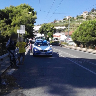 Sanremo: auto effettua una svolta vietata e causa incidente con una moto, ferito 57enne di Imperia Sanremo: auto effettua una svolta vietata e causa incidente con una moto, ferito 57enne di Imperia