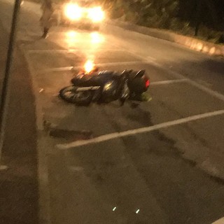 Imperia: a fuoco uno scooter ieri sera sul lungomare Vespucci. Fiamme spente dai Vigili del Fuoco e alcuni automobilisti di passaggio Imperia: a fuoco uno scooter ieri sera sul lungomare Vespucci. Fiamme spente dai Vigili del Fuoco e alcuni automobilisti di passaggio