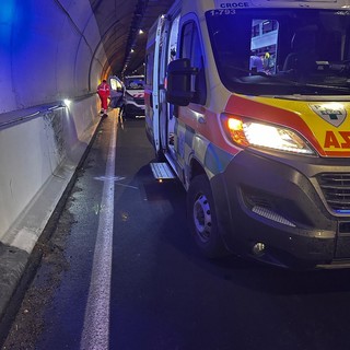 Incidente nella notte sulla Statale 20: furgone francese si schianta contro il muro della galleria Cima di Rovere, nessun ferito