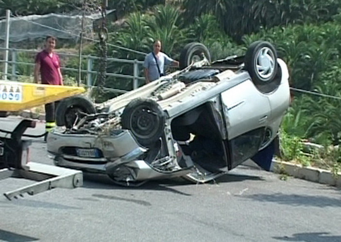 Riva Ligure: 72enne fuoristrada rimane appesa per la cintura