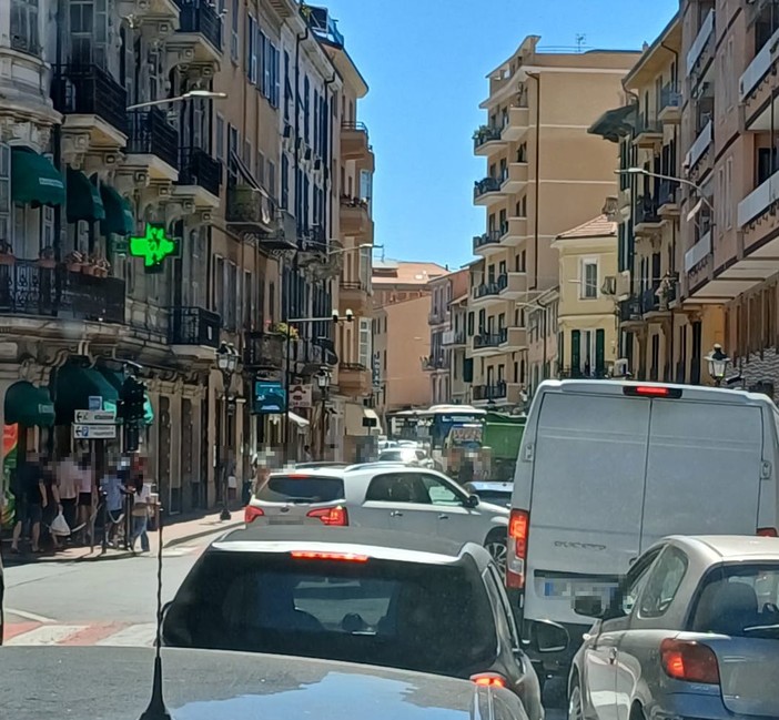 Ventimiglia, incidente stradale in centro città: traffico in tilt