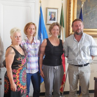 Bordighera: le mamme contro il lotto 6 proseguono la caccia ai primi cittadini e incontrano in Comune il Sindaco Pallanca Bordighera: le mamme contro il lotto 6 proseguono la caccia ai primi cittadini e incontrano in Comune il Sindaco Pallanca