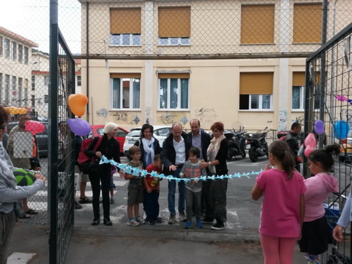 Imperia: riapre finalmente il campetto di via Gibelli. La soddisfazione del Sindaco e la gioia di mamme e bambini Imperia: riapre finalmente il campetto di via Gibelli. La soddisfazione del Sindaco e la gioia di mamme e bambini