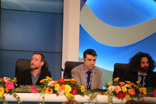 #Sanremo2015: il trio comico dei Boiler spiazza tutti, incursione di tre improbabili giornalisti durante la conferenza stampa #Sanremo2015: il trio comico dei Boiler spiazza tutti, incursione di tre improbabili giornalisti durante la conferenza stampa