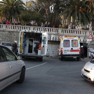 Sanremo: moto in contromano in via del Castillo, incidente con due feriti