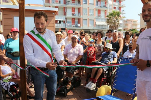Ventimiglia: inaugurata la spiaggia per disabili. Ioculano: stanziati altri 40mila euro per un percorso di eliminazione delle barriere architettoniche