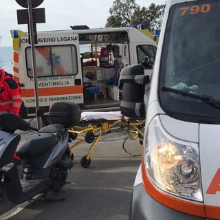Ventimiglia: scontro tra uno scooter ed un'auto in via Verdi, 68enne portata in Ospedale Ventimiglia: scontro tra uno scooter ed un'auto in via Verdi, 68enne portata in Ospedale