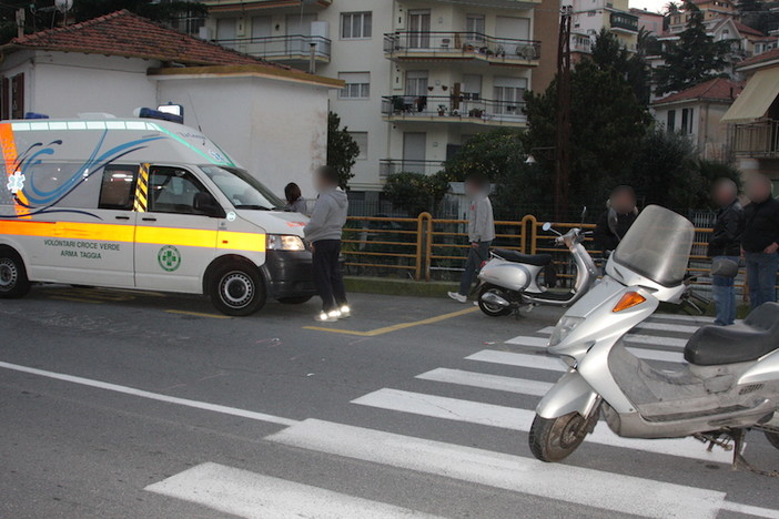 Sanremo: cade con lo scooter ed investe pedone, anziana portata al pronto soccorso