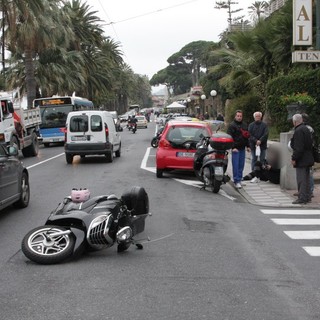 Sanremo: incidente all'ingresso dell'Hotel Royal, madre e figlia in scooter urtate da un auto