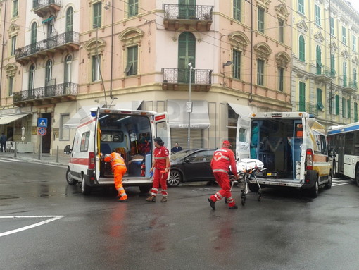 Sanremo: auto si scontra contro un'ambulanza. Curioso e fortunatamente senza gravi conseguenze, incidente in via Roma Sanremo: auto si scontra contro un'ambulanza. Curioso e fortunatamente senza gravi conseguenze, incidente in via Roma