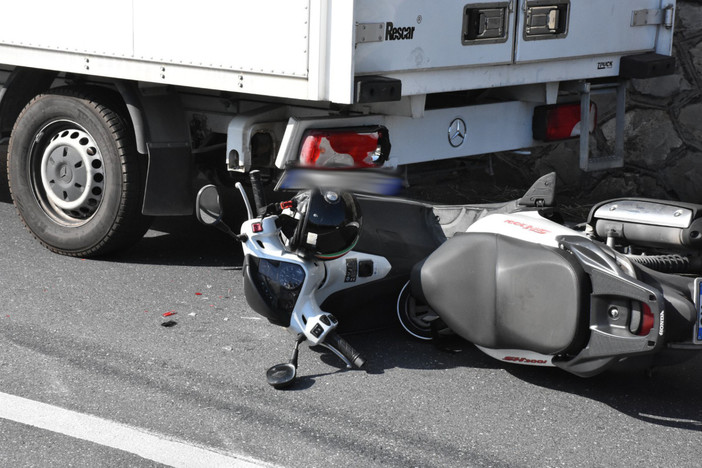 Ospedaletti: incidente sull'Aurelia, uomo in scooter trova veicoli fermi in coda in una curva e non riesce ad evitare l'impatto Ospedaletti: incidente sull'Aurelia, uomo in scooter trova veicoli fermi in coda in una curva e non riesce ad evitare l'impatto