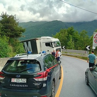 Autoarticolato fuori strada a Pornassio, Statale 28 bloccata: incidente nella zona di Case Rosse