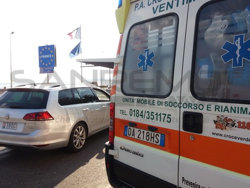 Ventimiglia: tamponamento al confine ‘per i controlli’, coinvolte due auto ma il ferito non è grave Ventimiglia: tamponamento al confine ‘per i controlli’, coinvolte due auto ma il ferito non è grave