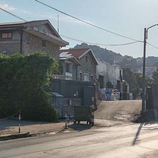 Vallecrosia, incendio alla lavanderia: verranno visionate le telecamere dell'azienda e della zona per risalire ai colpevoli (Foto e video)