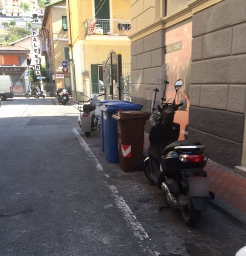 Ventimiglia: bidoni della differenziata d'intralcio per i pedoni, la denuncia di un lettore Ventimiglia: bidoni della differenziata d'intralcio per i pedoni, la denuncia di un lettore