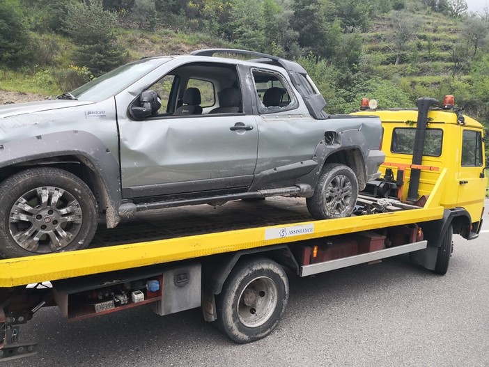 Pieve di Teco: scontro tra un'auto ed un furgoncino alla rotonda, illesi gli occupanti Pieve di Teco: scontro tra un'auto ed un furgoncino alla rotonda, illesi gli occupanti