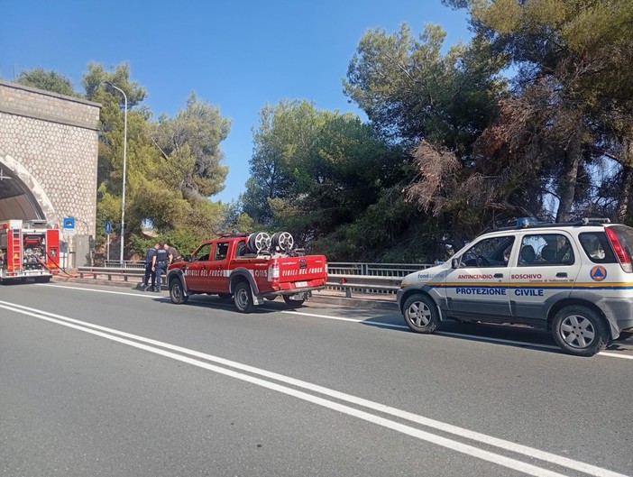 Fumo e fiamme, incendio a Ventimiglia: vigili del fuoco in azione (Foto e video) Fumo e fiamme, incendio a Ventimiglia: vigili del fuoco in azione (Foto e video)