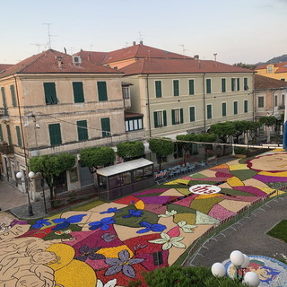 Diano Marina: oggi nel centro cittadino è tornata l''Infiorata del Corpus Domini' (foto) Diano Marina: oggi nel centro cittadino è tornata l''Infiorata del Corpus Domini' (foto)