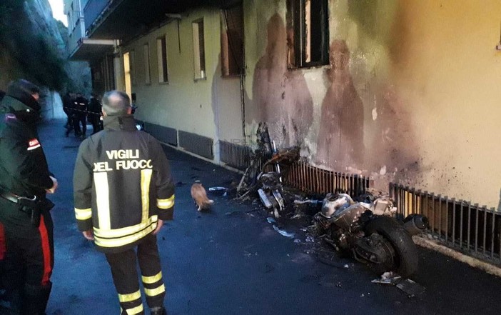 I mezzi distrutti dalle fiamme I mezzi distrutti dalle fiamme