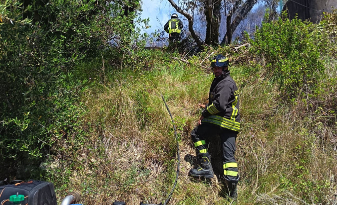 Verezzo, sorpreso mentre tenta di appiccare un incendio nei boschi: arrestato un 32enne sanremese