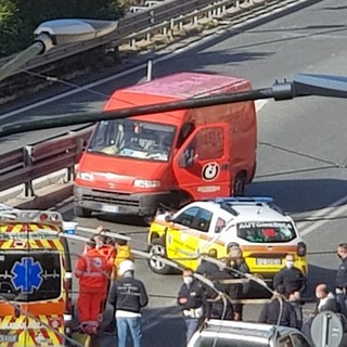 Ventimiglia, brutto incidente sul cavalcavia del Tenda, 66enne in scooter urtato da un'auto cade e impatta contro un furgone (foto e video) Ventimiglia, brutto incidente sul cavalcavia del Tenda, 66enne in scooter urtato da un'auto cade e impatta contro un furgone (foto e video)