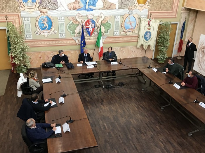 Il presidente della Provincia Scajola a confronto con i sindaci del dianese: "Massimo impegno per la realizzazione del nuovo acquedotto" Il presidente della Provincia Scajola a confronto con i sindaci del dianese: "Massimo impegno per la realizzazione del nuovo acquedotto"
