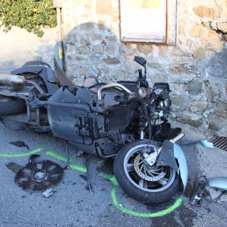 Sanremo: auto in fase di svolta urta scooter in sorpasso, centauro 52enne finisce contro un muro