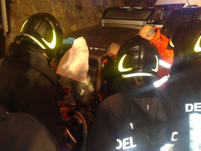 Sanremo: grave scontro tra auto in Valle Armea, un uomo incastrato tra le lamiere