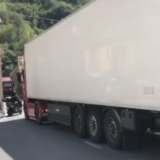 Pornassio, ennesimo incrocio tra due tir in un punto critico della Statale 28: traffico in tilt e coda di mezz'ora