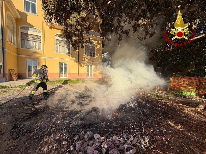 Bordighera, incendio in un cantiere: vigili del fuoco in azione (Foto)